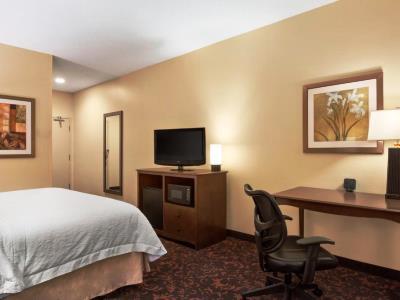 Hotel Hampton Willowbrook Mall 3*